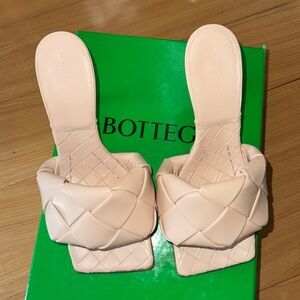 Worn only once!!! Comes with a box!!